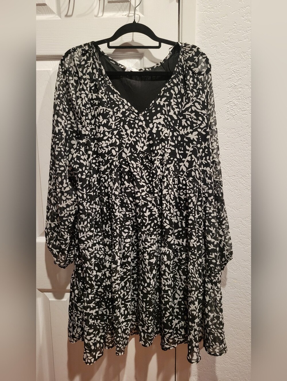 Time And  Tru Black & White V-Neck Floral Tiered Women's Dress